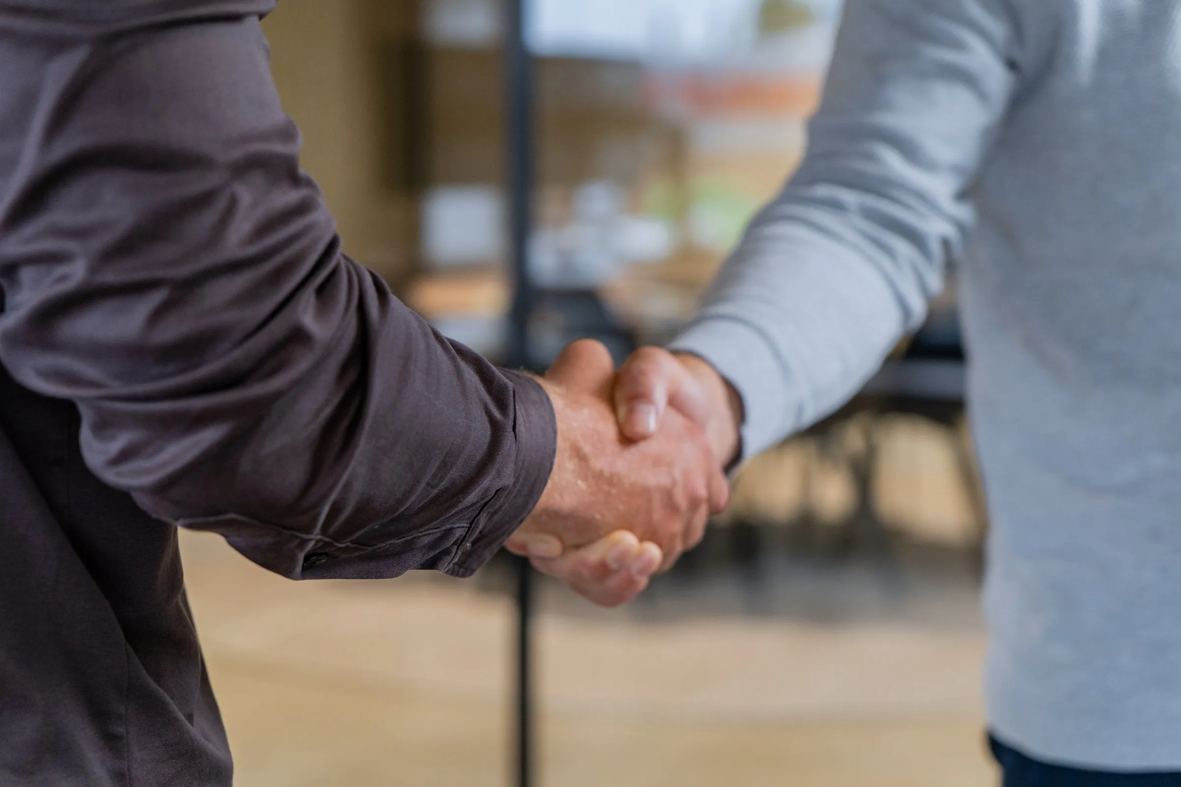 Handdruk bij de start van een samenwerking
