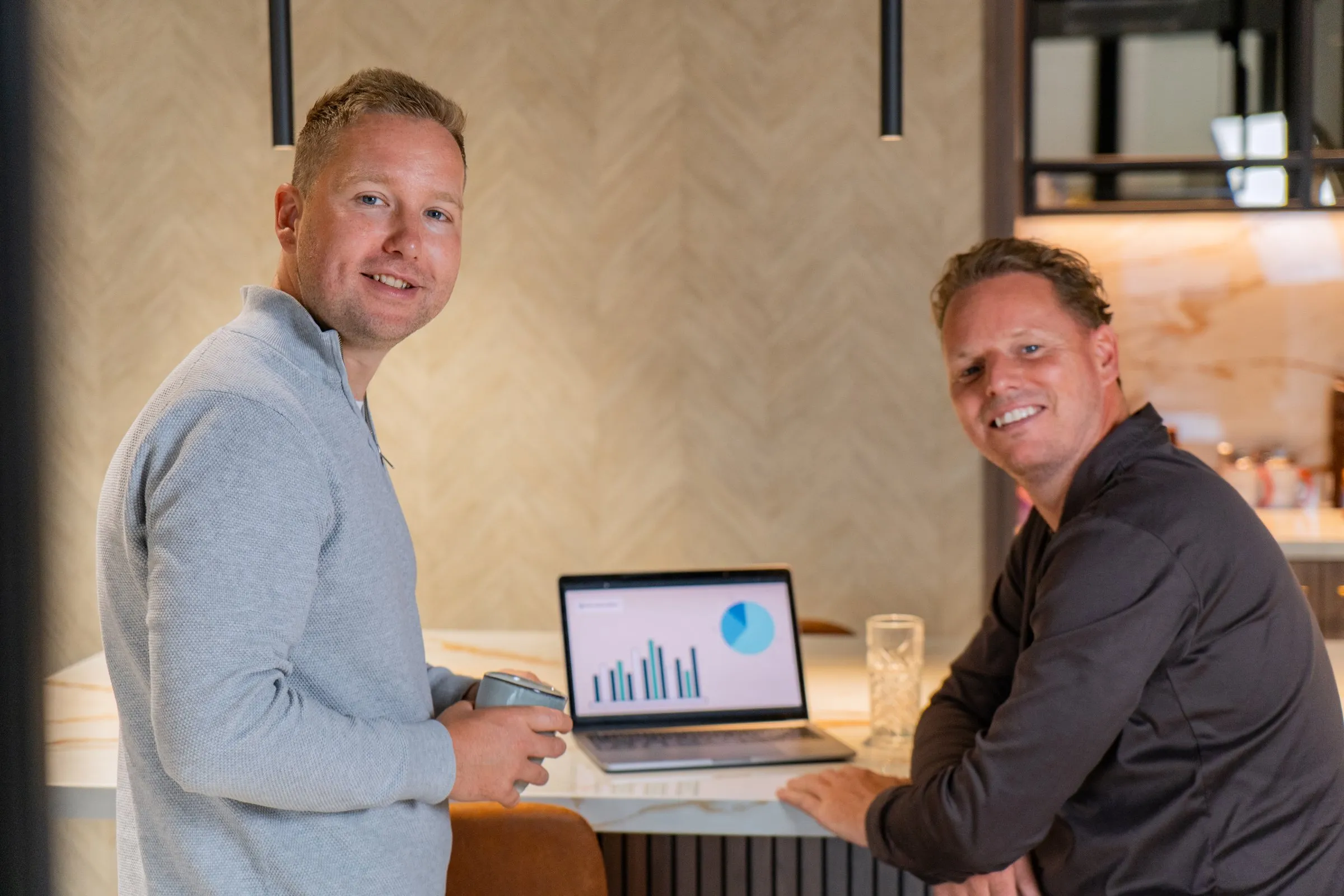 Daan en Tim bekijken de resultaten op de laptop