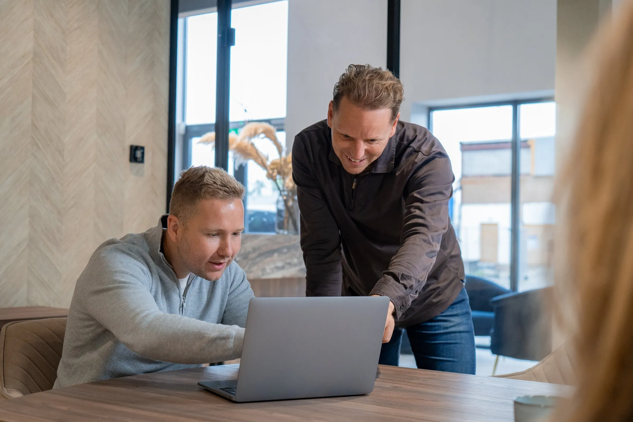 Daan en Tim bekijken samen de leads in het CRM