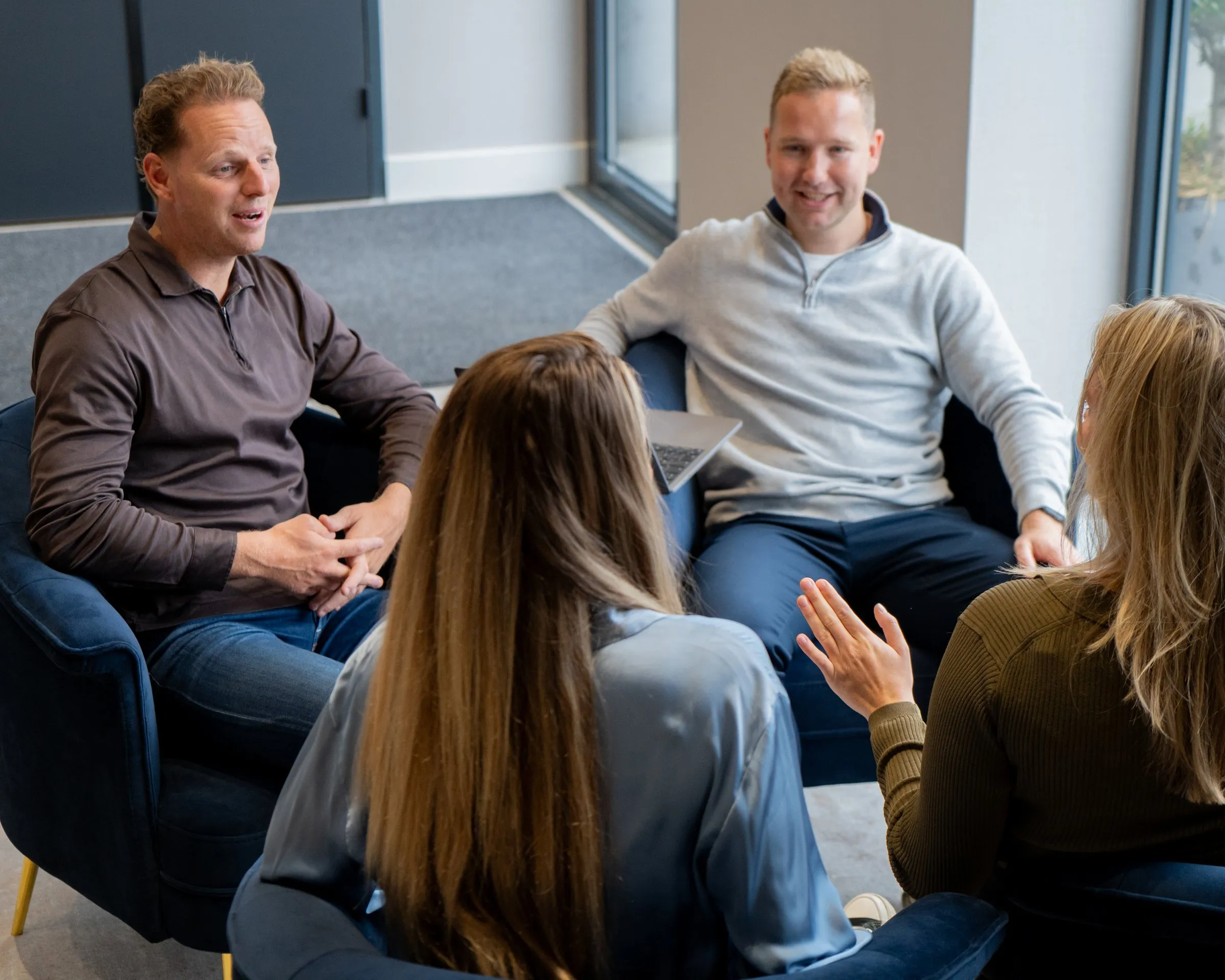 Daan en Tim in overleg met een klant