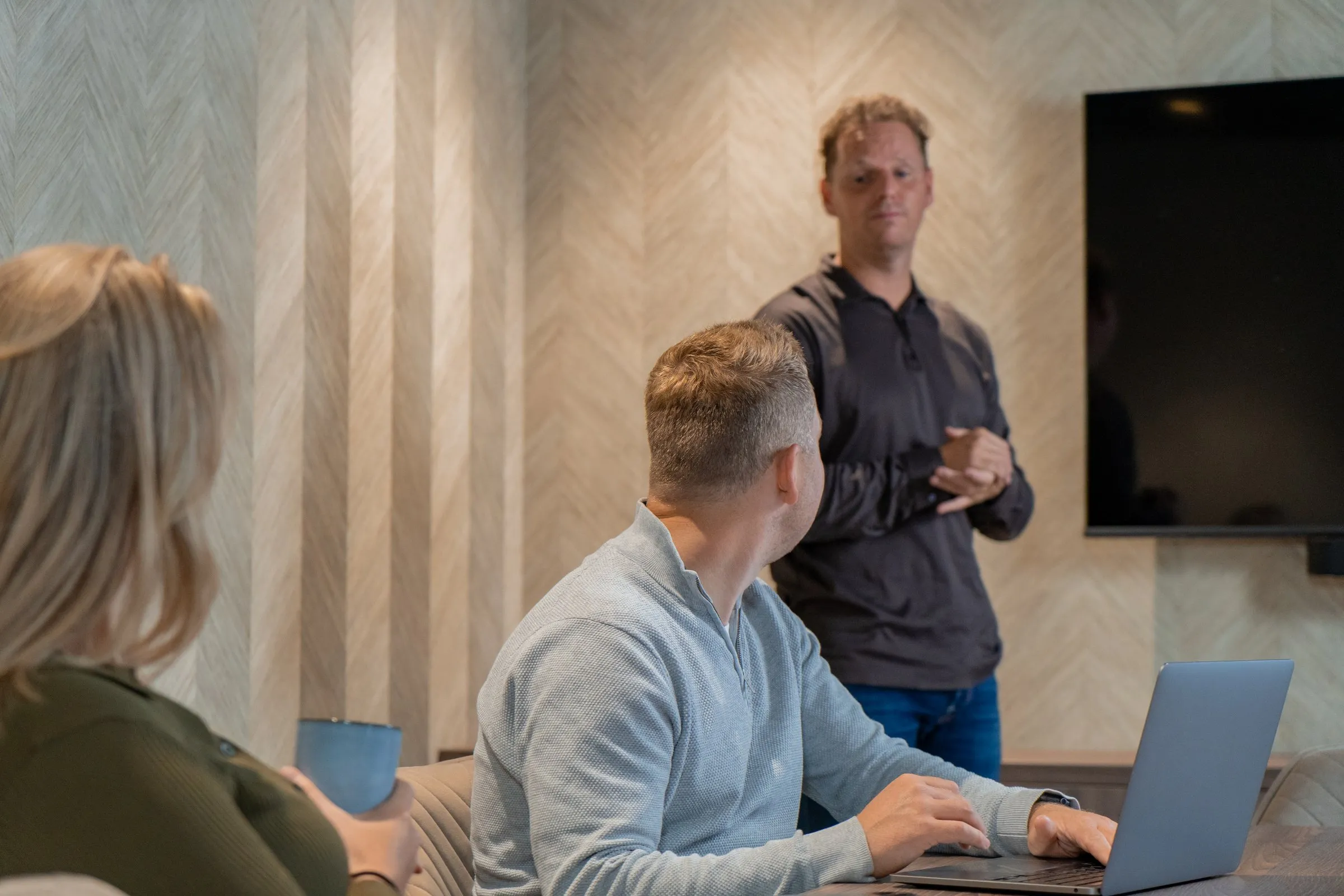 Daan in overleg met klanten in de vergaderruimte