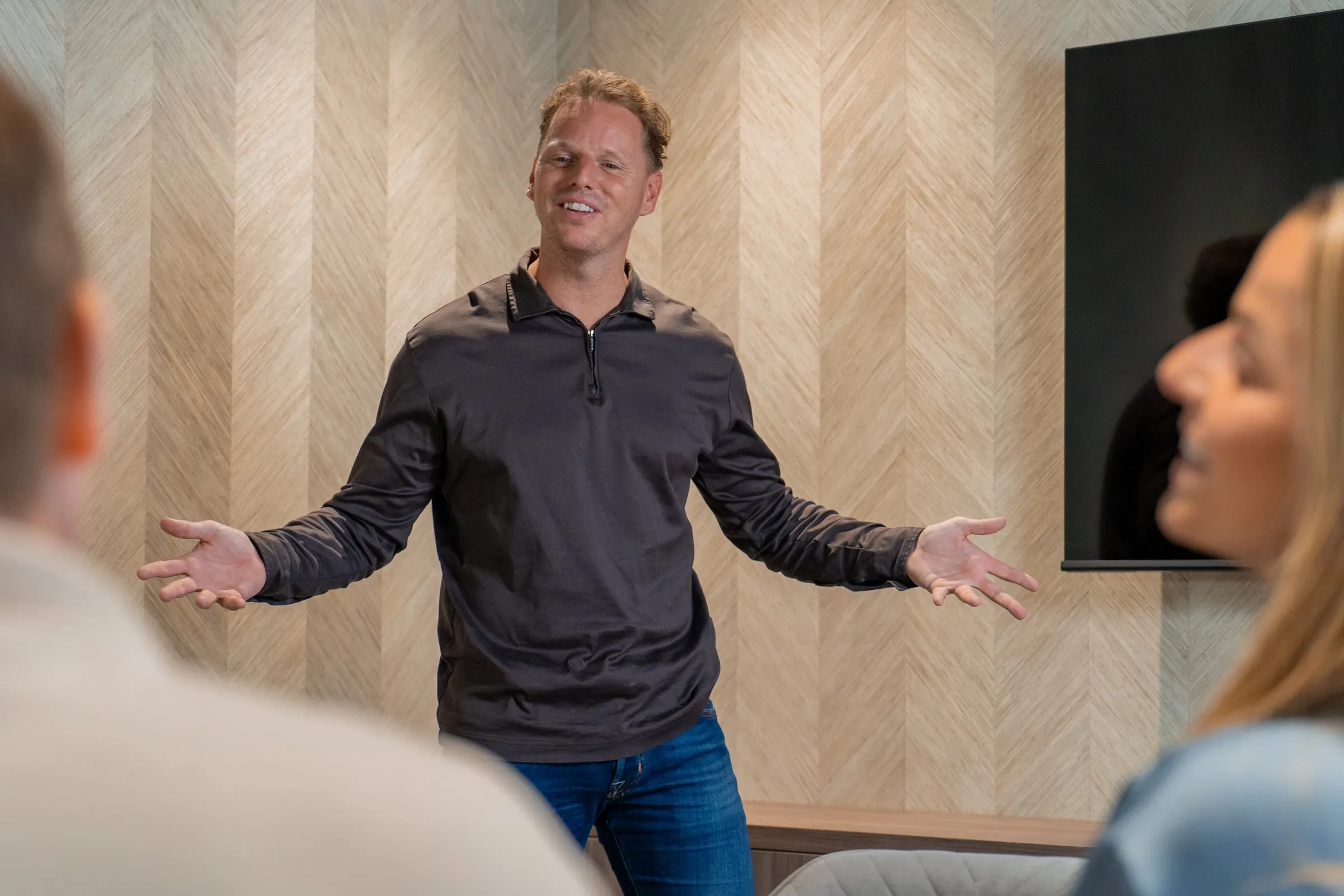 Daan van De Groeispecialisten geeft uitleg aan tafel